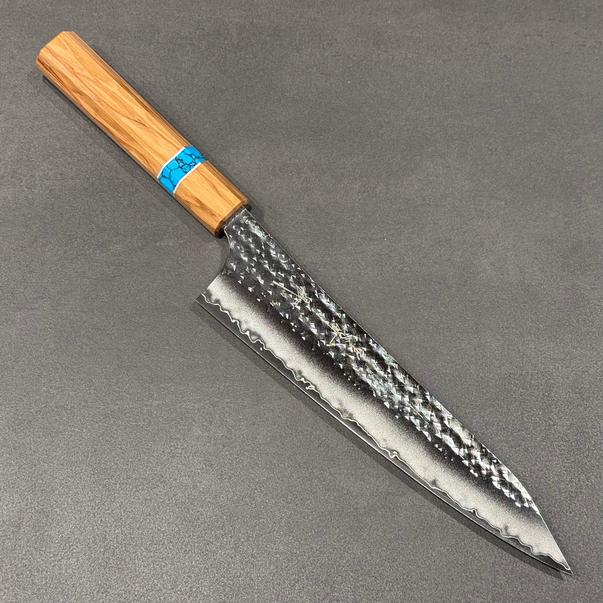 Yu Kurosaki Senko Gyuto 210mm — zeytin ağacı saplı, Cobalt Special çelik.